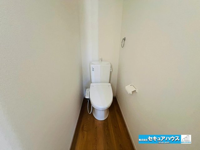 【本日ご案内可能】刈谷市泉田町北中浜　全4棟のトイレ|【高機能トイレ】
◆高機能トイレの多くは便器のフタの開閉が自動であり、使用後に手動で水を流す面倒もなく非常に便利です。スタイリッシュな見た目で、お掃除しやすく、節水効果が高いです。　　　　　　　　　　