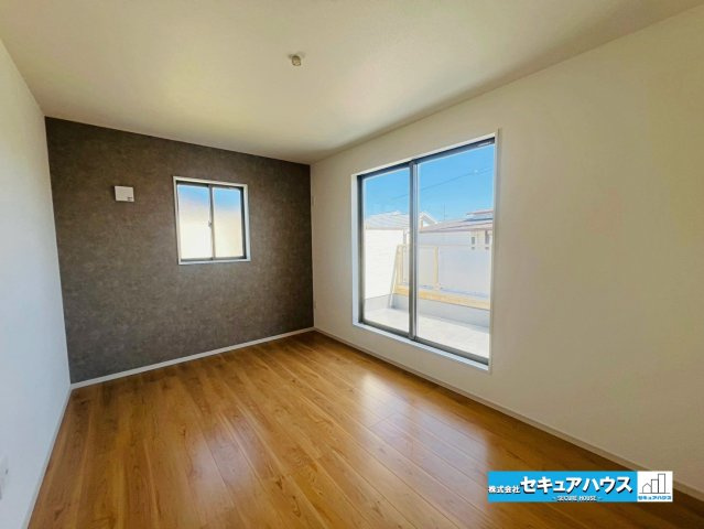 【本日ご案内可能】刈谷市泉田町北中浜　全4棟の洋室|【洋室7帖　別角度】
◆アクセントクロスによりお洒落な空間の仕上がりです。バルコニーに出られるお部屋です。　　　　　　　　　　　　　　　　　　　　　　　　　　　　　　　　　　　　　　　　　　　　　　　