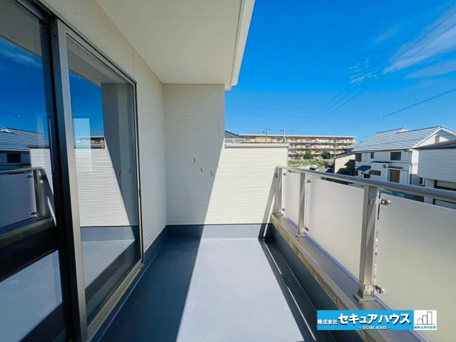 【本日ご案内可能】刈谷市泉田町北中浜　全4棟のバルコニー|【バルコニー】
◆見晴らしもよく、太陽の温かな温もりをめいっぱい受け止めてくれます。
太陽の光と爽やかな風を受けたお洗濯物はあっという間に乾き、取りこむ時には太陽の匂いを感じられそうですね。　　　　　