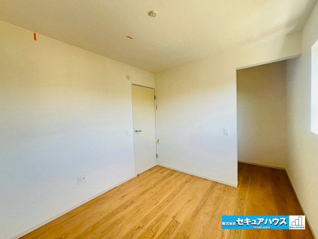 【本日ご案内可能】刈谷市泉田町北中浜　全4棟の洋室|【南側洋室5.2帖】
◆お子様のお部屋や主寝室、来客時の宿泊室、趣味のお部屋としてもご利用いただけます♪
◆ウォークインクローゼット付きのお部屋です。　　　　　　　　　　　　　　　　　　　　　　　　　