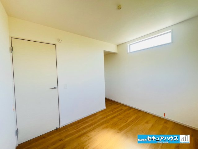 【本日ご案内可能】刈谷市泉田町北中浜　全4棟の洋室|【南西側洋室5.2帖】
◆家族一人ひとりの大切なプライベート空間。趣味に合わせて使って頂けるようシンプルに仕上げてあります。暮らし心地を大きく左右する収納を、適材適所に配置し使い勝手を考慮しました。　