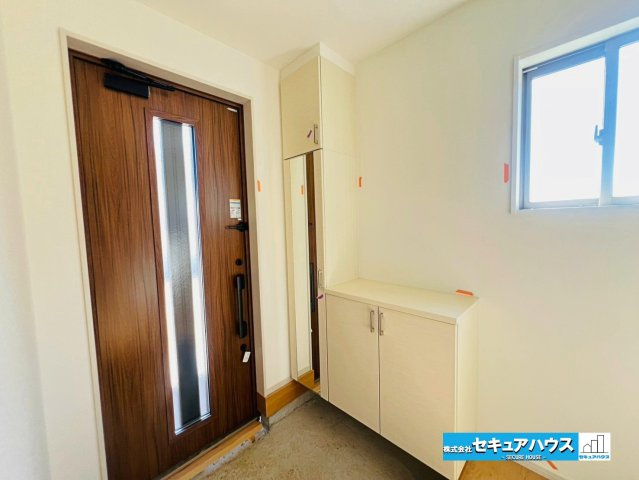 【本日ご案内可能】刈谷市泉田町北中浜　全4棟の玄関|【玄関】
◆収納力のあるシューズボックスがございます。玄関まわりがすっきり片付きます。
◆全身鏡付きのため身だしなみを整えてからお出かけできます。
◆ダブルロックキーで防犯面も安心です♪　　　　　　　