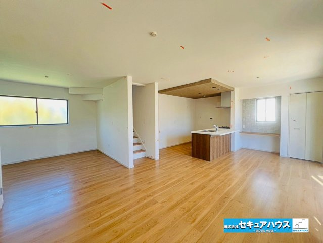 【本日ご案内可能】刈谷市泉田町北中浜　全4棟の居間・リビング|【LDK17帖】
◆日当たりが良く温かいリビングです。
◆スタディーカウンター付きでお子様の勉強や作業スペースとして利用できます。
◆収納には日用品のストックをしまうことができます。　　　　　　　　　