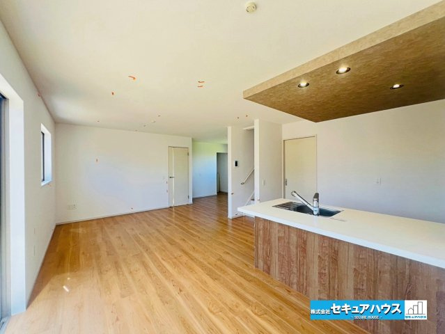【本日ご案内可能】刈谷市泉田町北中浜　全4棟の居間・リビング|【LDK17帖　別角度】
◆家族揃ってリビングで過ごすお休みの日が、楽しみになる場所となることでしょう。
対面式のオープンキッチンは、家事をしながら家族の様子が一目でわかる安心＆便利設備♪　　　