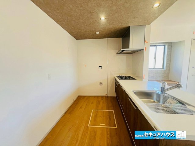 【本日ご案内可能】刈谷市泉田町北中浜　全4棟のキッチン|【キッチンスペース】
◆広々としたキッチンスペースのため家族で並んで料理できます。
◆床下収納には飲み物やお米のストックをしまうことができます。　　　　　　　　　　　　　　　　　　　　　　　　　　　　