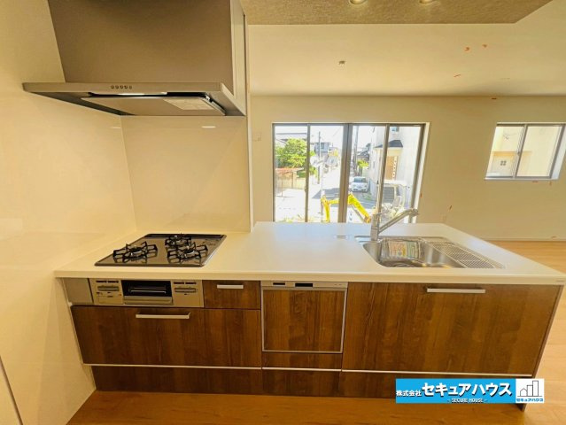 【本日ご案内可能】刈谷市泉田町北中浜　全4棟のキッチン|【キッチン】
◆同時にたくさんの料理が調理できる3口コンロ。「焼く・蒸す・煮る」の工程を同時進行で進めることができるので料理を素早く作ることができます。
◆洗い物の時短に繋がる食洗機付きです。　　　　
