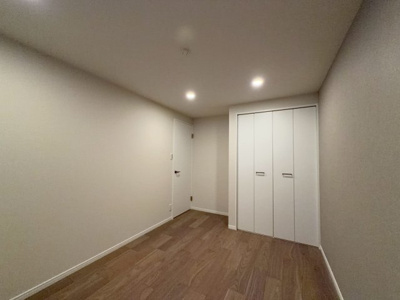 【寝室】 | 【弊社売主物件】高槻市上牧南駅前町 リノベ戸建 | エイブルにて取扱い可能な住宅ローンは、全部で10種類以上！お客様にピッタリの住宅ローンを当社のFPよりご案内させて頂きます。住宅ローンのご相談だけでも、お気軽にご相談下さいませ。