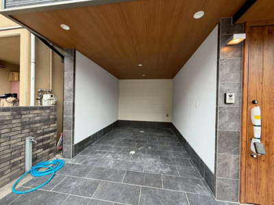 【駐車場】 | 【弊社売主物件】高槻市上牧南駅前町 リノベ戸建 | こちらの物件近くの教育施設や、スーパー・公園など、物件周辺の住環境を併せてご案内させて頂きます。ぜひ、現地での暮らしをイメージなさって下さい！