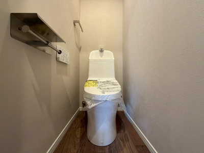 【トイレ】 | 【弊社売主物件】高槻市上牧南駅前町 リノベ戸建 | トイレ全体の空間を考慮し、リノベーション致しました。
落ち着いたデザイン、もちろんトイレも新調済み。