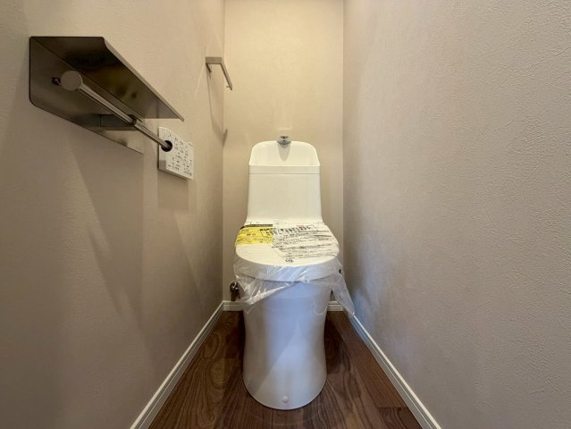 【トイレ】 | 【弊社売主物件】高槻市上牧南駅前町 リノベ戸建 | トイレ全体の空間を考慮し、リノベーション致しました。
落ち着いたデザイン、もちろんトイレも新調済み。