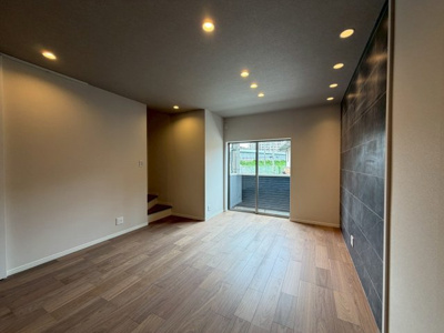 【内装】 | 【弊社売主物件】高槻市上牧南駅前町 リノベ戸建 | 約14.5帖の広々としたリビング。
こだわり抜いたデザインをお客様の目でご覧頂けると幸いです。
