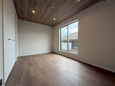 【洋室】 | 【弊社売主物件】高槻市上牧南駅前町 リノベ戸建 | オシャレな約7.5帖の主寝室
各寝室にTV視聴設備を設けております。