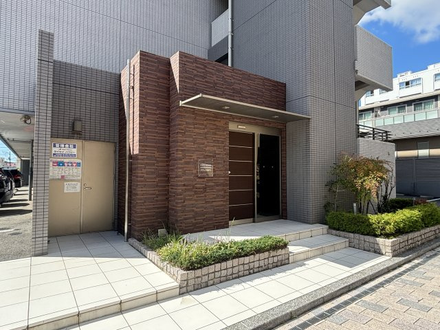 フラッツ庚午のエントランス