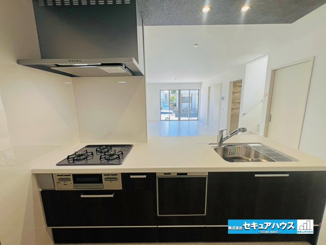 【本日ご案内可能】刈谷市泉田町北中浜　全4棟のキッチン|【キッチン】
◆同時にたくさんの料理が調理できる3口コンロ。「焼く・蒸す・煮る」の工程を同時進行で進めることができるので、料理を素早く作ることができます。
◆洗い物の時短に繋がる食洗機付きです。　　　