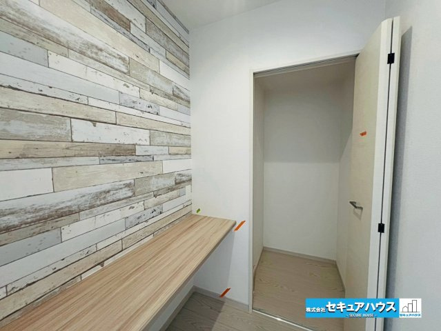 【本日ご案内可能】刈谷市泉田町北中浜　全4棟の居間・リビング|【LDKに隣接するスタディーカウンター】
◆リビングにスタディーカウンターと収納付きです。お子様の宿題やテレワークなどの作業スペースとして利用できます。　　　　　　　　　　　　　　　　　　　　　　　　