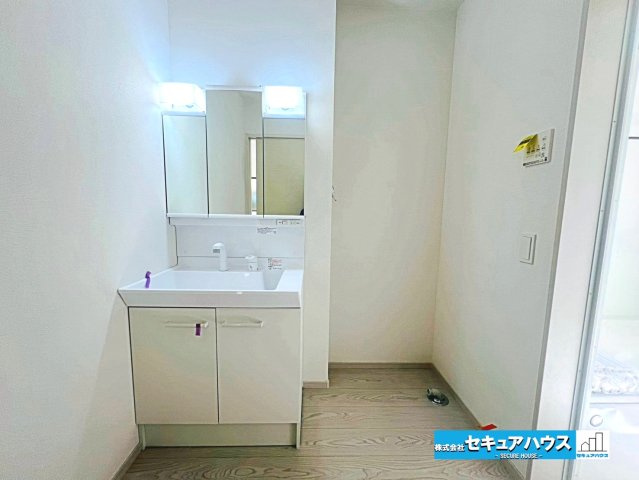 【本日ご案内可能】刈谷市泉田町北中浜　全4棟の独立洗面台|【洗面台】
◆鏡の裏にはたっぷりと収納スペースを標準装備！
◆電源を付属しているのでドライヤーなど利用できます。
◆洗面台下の収納には洗剤やシャンプーなどのストックをしまうことができます。　　　　　　