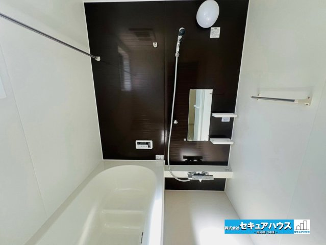 【本日ご案内可能】刈谷市泉田町北中浜　全4棟の浴室|【浴室　4号棟】
◆アクセントパネルで落ち着きのある雰囲気を演出します。毎日の疲れを癒やすバスタイムを過ごせます。
◆窓付きでカビの繁殖を抑える効果があります。
◆追い炊き機能を備えたオートバスです。