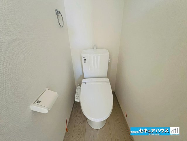【本日ご案内可能】刈谷市泉田町北中浜　全4棟のトイレ|【高機能トイレ　4号棟】
◆高機能トイレの多くは便器のフタの開閉が自動であり、使用後に手動で水を流す面倒もなく非常に便利です。スタイリッシュな見た目で、お掃除しやすく、節水効果が高いです。　　　　　　