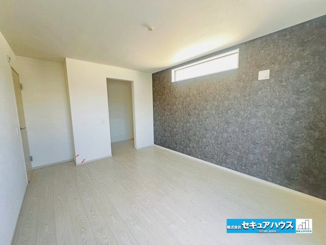 【本日ご案内可能】刈谷市泉田町北中浜　全4棟の洋室|【洋室8.1帖】
◆広々とした居住空間は日々の暮らしを彩り、心のやすらぎと満足感を与えてくれます。通風と採光を考慮した設計は子供たちはのびのび育ち、家族でくつろぎと団らんを生み出します。　　　　　　　