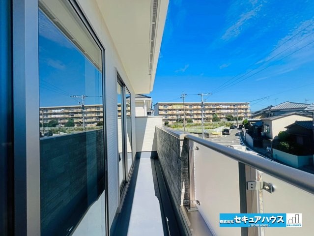 【本日ご案内可能】刈谷市泉田町北中浜　全4棟の収納|【洋室8.1帖のウォークインクローゼット】
◆ハンガーパイプや棚を設置したり、タンスや収納ボックスを入れたりと自由に使えるのが魅力です。扉をつけるオプション工事もお任せ下さい！　　　　　　　　　　　　