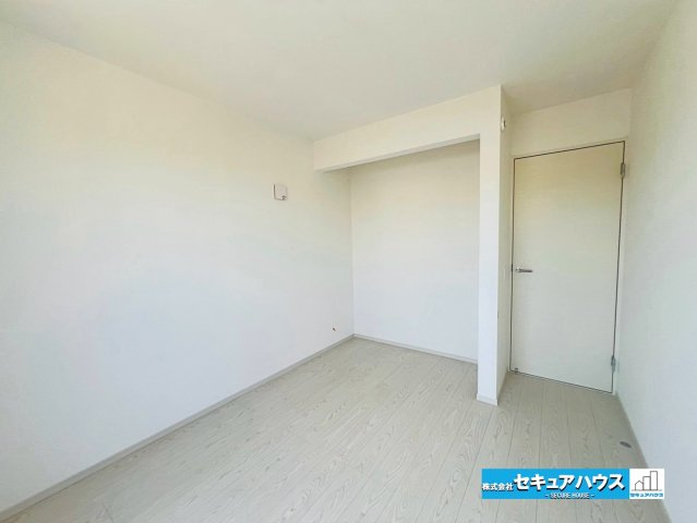 【本日ご案内可能】刈谷市泉田町北中浜　全4棟の洋室|【南側洋室5.2帖】
◆家族一人ひとりの大切なプライベート空間。趣味に合わせて使って頂けるようシンプルに仕上げてあります。暮らし心地を大きく左右する収納を、適材適所に配置し使い勝手を考慮しました。　　