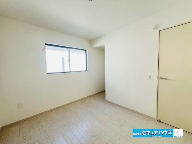 【本日ご案内可能】刈谷市泉田町北中浜　全4棟の洋室|【北東側洋室5.2帖】
◆2階に洋室4部屋のため一人ひとりのプライベート空間を大切にできます。
◆全居室収納付きのため各居室ごとにお洋服や荷物をしまうことができます。　　　　　　　　　　　　　　　　　