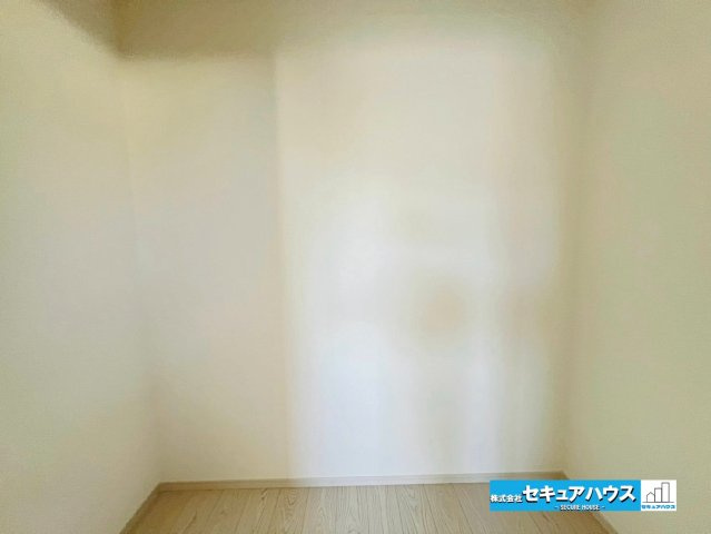 【本日ご案内可能】刈谷市泉田町北中浜　全4棟の収納|【ウォークインクローゼット　4号棟】
◆ハンガーパイプや棚を設置したり、タンスや収納ボックスを入れたりと自由に使えるのが魅力です。扉をつけるオプション工事もお任せ下さい！　　　　　　　　　　　　　　　