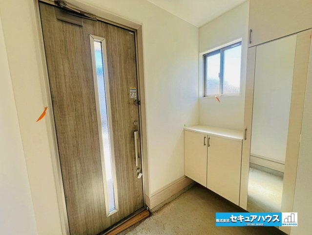 【本日ご案内可能】刈谷市泉田町北中浜　全4棟の玄関|【玄関】
◆収納力のあるシューズボックスがございます。玄関まわりがすっきり片付きます。
◆全身鏡付きのため身だしなみを確認してからお出かけできます。
◆ダブルロックキーで防犯面も安心です♪　　　　