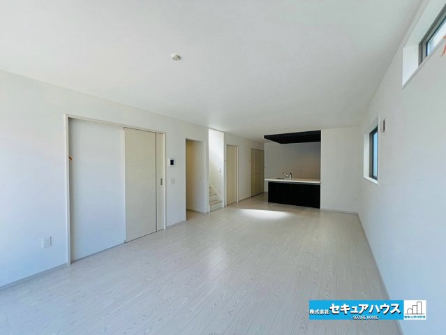【本日ご案内可能】刈谷市泉田町北中浜　全4棟の居間・リビング|【LDK　4号棟】
◆家族揃ってリビングで過ごすお休みの日が、楽しみになる場所となることでしょう。
対面式のオープンキッチンは、家事をしながら家族の様子が一目でわかる安心＆便利設備♪　　　　　　　　　