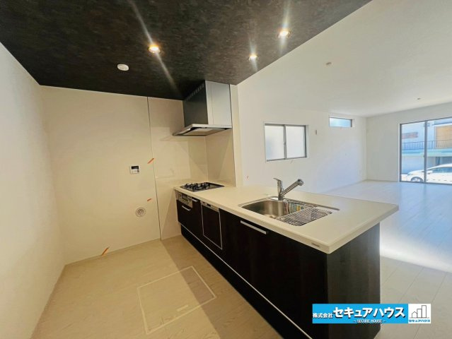 【本日ご案内可能】刈谷市泉田町北中浜　全4棟のキッチン|【キッチンスペース】
◆広々としたキッチンスペースのため家族で並んで料理できます。
◆床下収納には飲み物やお米のストックをしまうことができます。　　　　　　　　　　　　　　　　　　　　　　　　　　　　