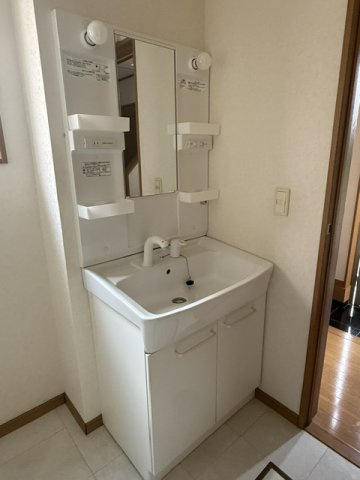 西東京市中町１丁目の一戸建ての洗面所