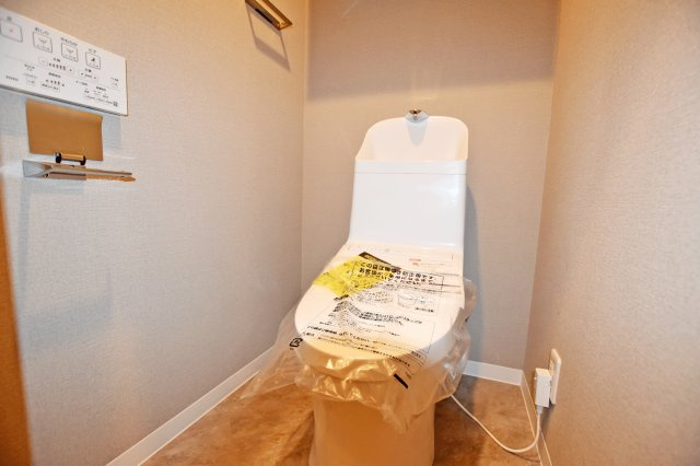 夙川ビューハイツB棟のトイレ|清潔感のあるトイレ空間で、毎日快適にご利用いただけるよう配慮されたシンプルで機能的な設備となっています。