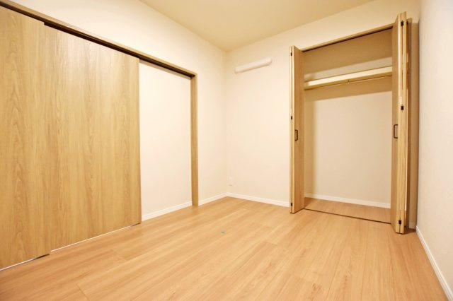 夙川ビューハイツB棟の子供部屋|-洋室4.8帖-
生活スタイルに合わせて柔軟に使える洋室で、快適なプライベート空間として心地よくお過ごしいただけます。