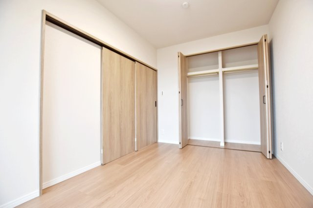 夙川ビューハイツB棟の収納|-洋室5.8帖-
収納スペースが充実した洋室で、衣類や日用品をすっきり整理でき、居住空間を広く快適に使える設計です。