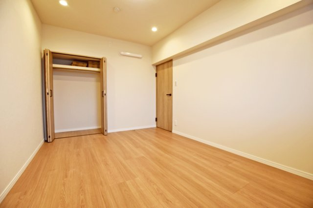 夙川ビューハイツB棟の収納|-洋室7.0帖-
ゆとりある広さの洋室で主寝室に適しており、落ち着いた環境でゆったりとお休みいただける空間です。