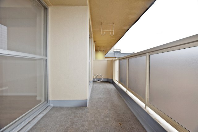 夙川ビューハイツB棟のバルコニー|ゆとりある広さのバルコニーで、洗濯物や布団干しにも十分なスペースがあり、実用性の高い快適な屋外空間です。