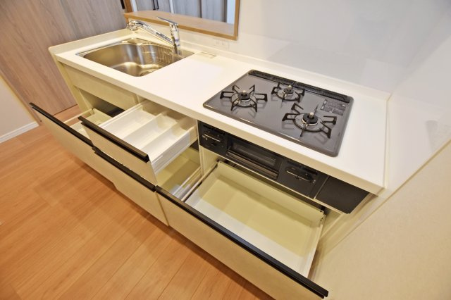 夙川ビューハイツB棟のキッチン|豊富な収納スペースを確保したシステムキッチン。調理器具や食器、食品ストックなどをすっきり整理できるため、キッチンを広々と快適にお使いいただけます。毎日の料理が楽しくなる機能的な空間です。