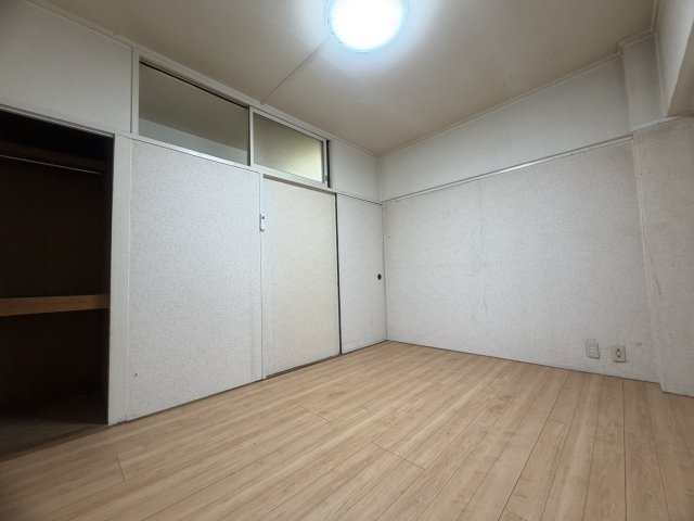 高丸ビルA棟の洋室
