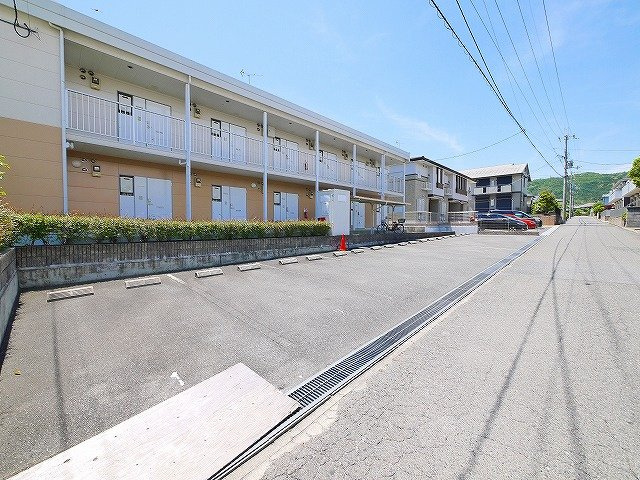 レオパレスＫ＆ＭⅡの駐車場|駐車場があるので、車を買う予定の方も安心です