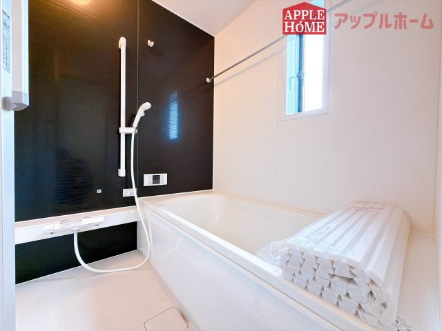 [新築住宅] 行田市天満 第2 全2棟の浴室|窓付きのバスルームは、採光もあり明るく気持ちの良い空間です。窓があることで、換気環境も良好。掃除もスムーズに出来ます