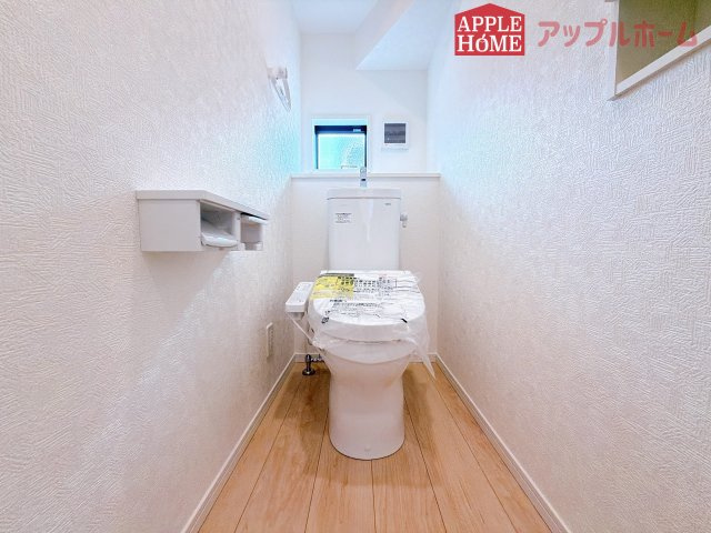 [新築住宅] 行田市天満 第2 全2棟のトイレ|節水型でエコなトイレには、今では当たり前の温水洗浄機能付き。便座を温める機能もついていて、居心地の良い空間♪