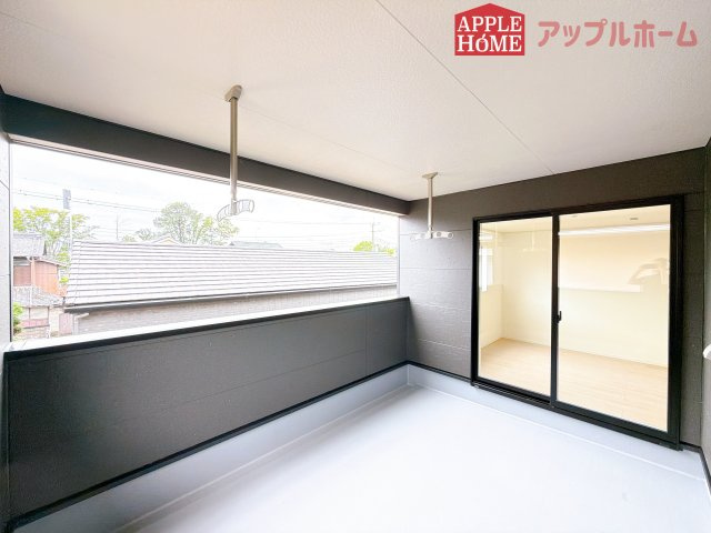 [新築住宅] 行田市天満 第2 全2棟のバルコニー|家族分の洗濯物もしっかり干せます。日当たりも良く、毎日のお洗濯が楽しくなりそう♪お布団は手軽に干せていつもポカポカに☆