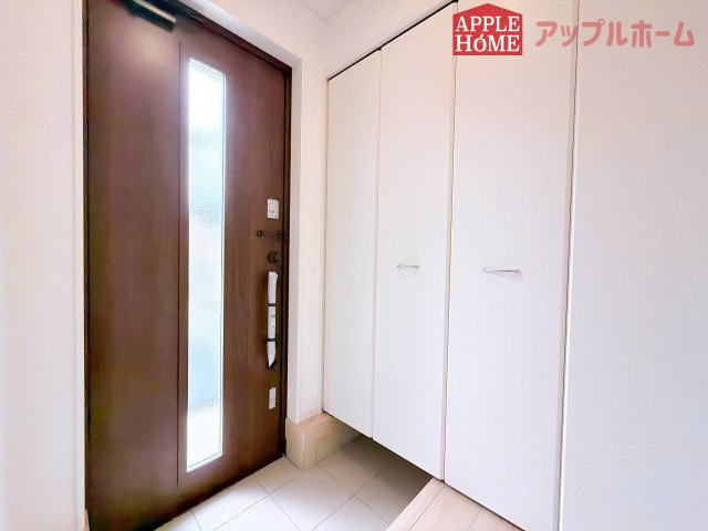 [新築住宅] 行田市天満 第2 全2棟の玄関|明るく清潔感のある玄関でお客様を迎えるスペースをパッと明るい印象に！大容量の収納力で大家族の履物もすっきり収納できます♪
