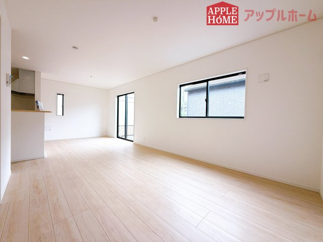 [新築住宅] 行田市天満 第2 全2棟の居間・リビング|窓から差し込む光で家族を温かく包み込みます。明るいリビングで子育てする喜びを☆いつでも見学可能です！