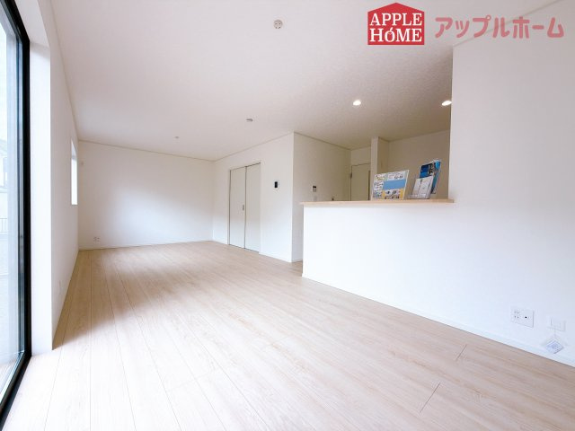 [新築住宅] 行田市天満 第2 全2棟の居間・リビング|広々リビング×対面キッチンで家族の会話も弾みます♪家族団らんの秘訣は間取りにあり☆夢のマイホームを一緒に叶えましょう！