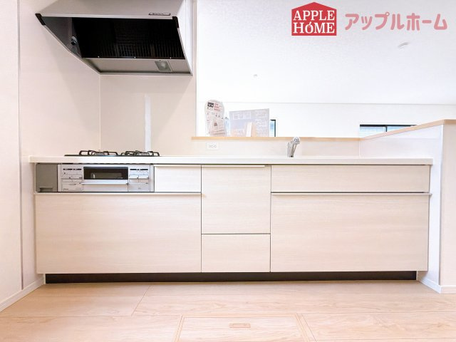 [新築住宅] 行田市天満 第2 全2棟のキッチン|キッチンから部屋中が見守れるので、小さなお子様がいるご家庭でも安心です。シンプル×ナチュラルな温かい空間は、どんなスタイルの家具も合わせやすいお部屋です。