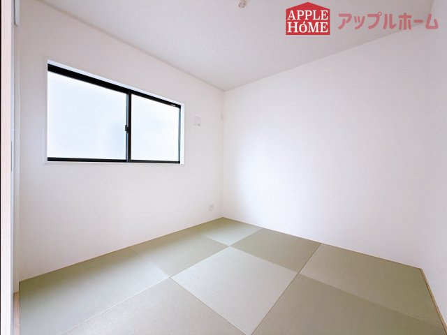 [新築住宅] 行田市天満 第2 全2棟の和室|クローゼット付きの和室は、収納スペースが豊富で部屋全体がすっきりと片付きやすいのが特徴です。荷物を整理しやすく、生活感を抑えた洗練された空間を保てます。