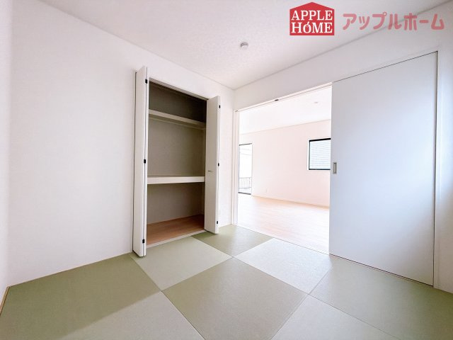 [新築住宅] 行田市天満 第2 全2棟の和室|クローゼット付きの和室は、収納スペースが豊富で部屋全体がすっきりと片付きやすいのが特徴です。荷物を整理しやすく、生活感を抑えた洗練された空間を保てます。