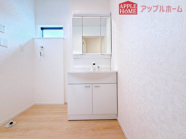 [新築住宅] 行田市天満 第2 全2棟の独立洗面台|三面鏡付きの洗面化粧台ですので、たっぷりと収納いただけます。白を基調とした清潔感のある快適空間です。毎日の身支度も気持ち良くお使い頂けます！！