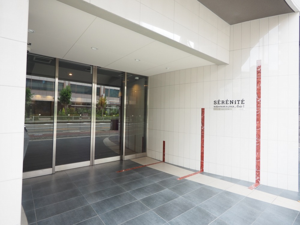 大阪市淀川区西中島２丁目の賃貸マンションのエントランス
